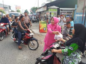 Menjelang Buka Puasa Kapolsek Tanjung Morawa Bersama Bhayangkari Bagi-bagi Takjil