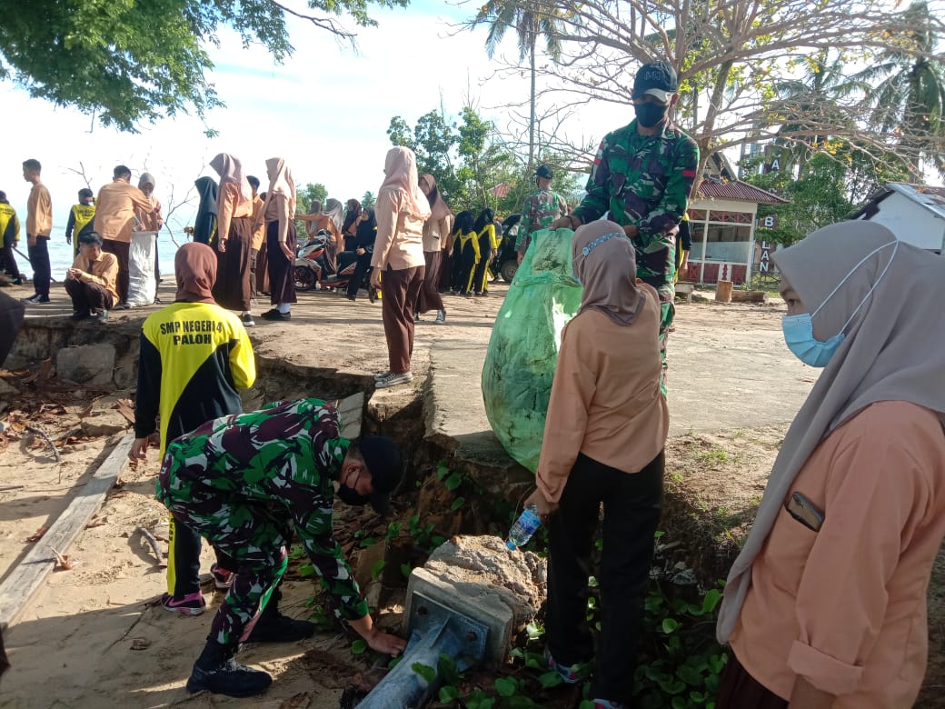 Satgas Pamtas Yonif Mekanis 643/WNS Karya Bhakti Bersihkan Pantai Perbatasan