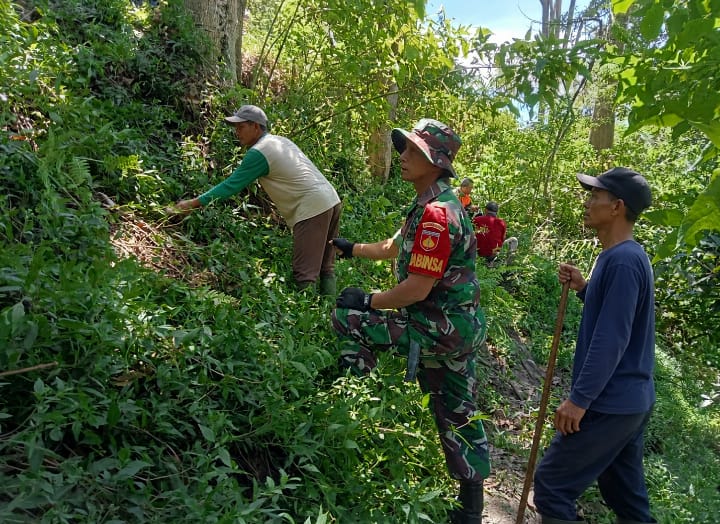 Cegah Karhutla, Babinsa dan Tim Gabungan Sisir Titik Rawan di Lereng Merapi