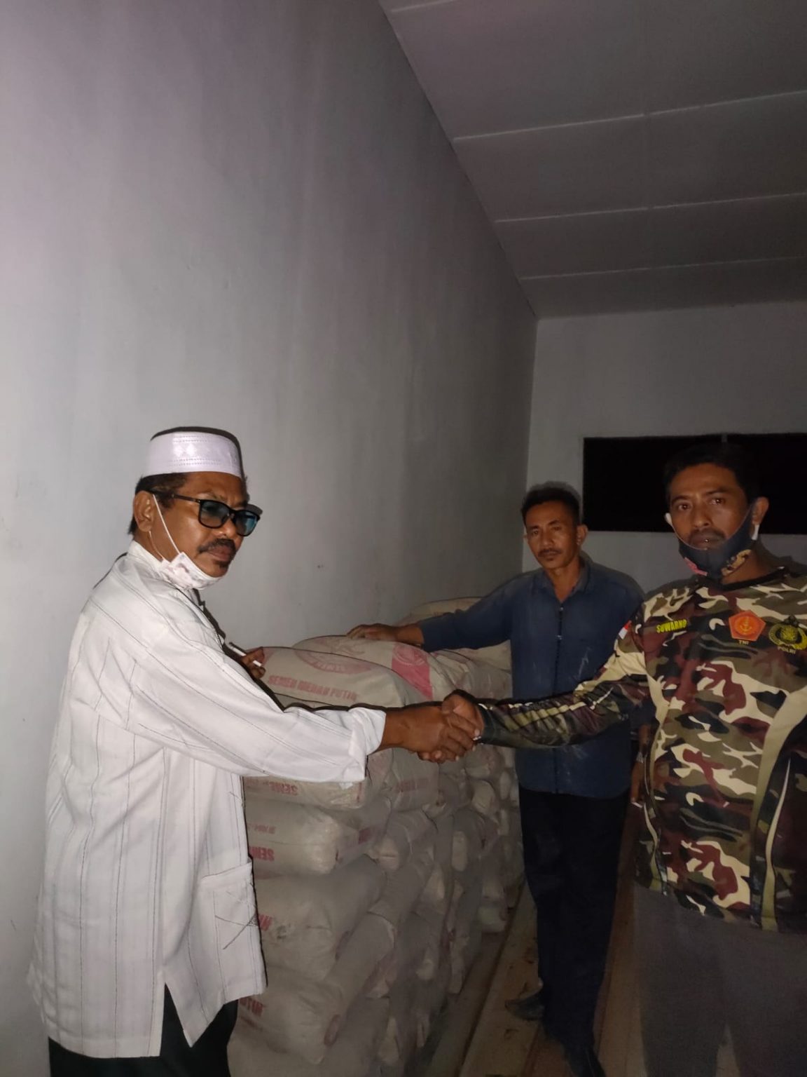 Ketua FKPPI Sub Rayon Perkebunan Ajamu, serahkan bantuan 80 Zaq semen untuk Yayasan Umat Al-Falah