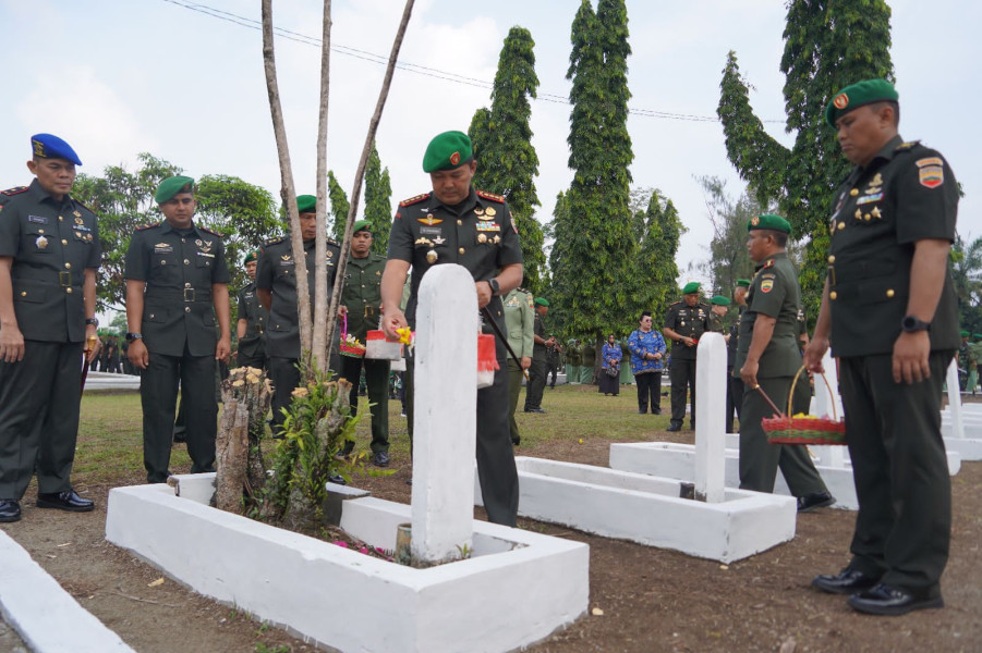 Peringati HUT Kodam I/BB dan Korem 022/PT, Danrem 022/PT Pimpin Ziarah