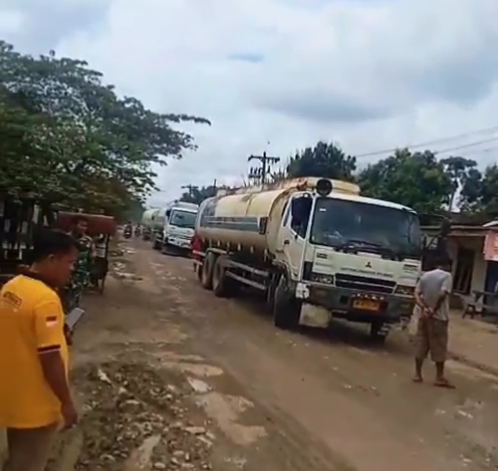 24 Kali Warga Aksi Protes, Perda Tak Dijalankan malah Truk Muatan Ratusan Ton Milik PT HSJ Lancar Jaya Lintasi Jalan Negeri Lama Labuhan Batu