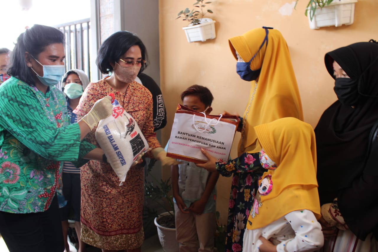 Peduli Perempuan Dan Anak Terdampak Covid 19, Bhayangkari Polres Sergai Berikan Bantuan 140 Paket