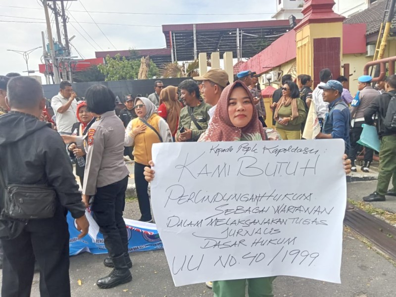 Aksi Damai Solidaritas Aliansi Wartawan dan LSM Minta Kapolda Sumut Hentikan Kriminalisasi Pers, Tuntut Periksa Oknum Kepsek Di Deli Serdang