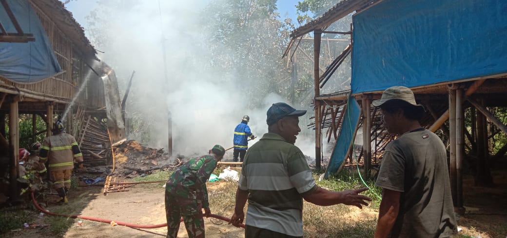 Peternakan Ayam Terbakar Koramil Musuk Turut Bantu Padamkan Api