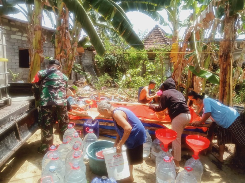 Kemarau Belum Usai, Babinsa Wonosegoro Dampingi Droping Air Bersih untuk Warga Jlobog