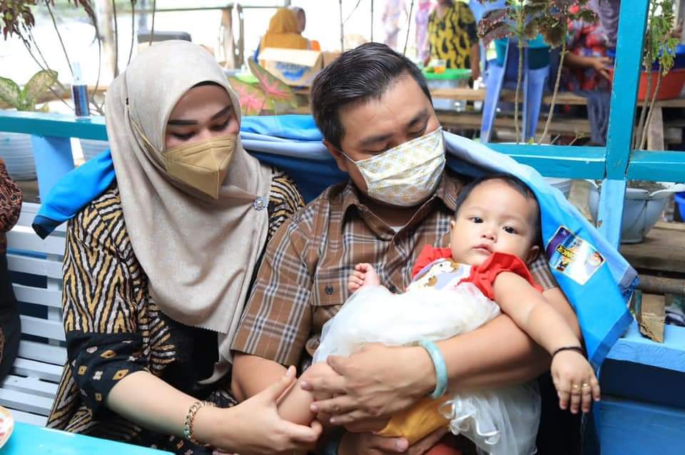 Bupati Labura menerima anak angkat di Desa Kuala Bangka Kualuh Hilir