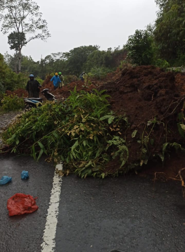 Jalur Alternatif Menuju Tanah Karo Tertutup Longsor, Akses Jalan Terlambat