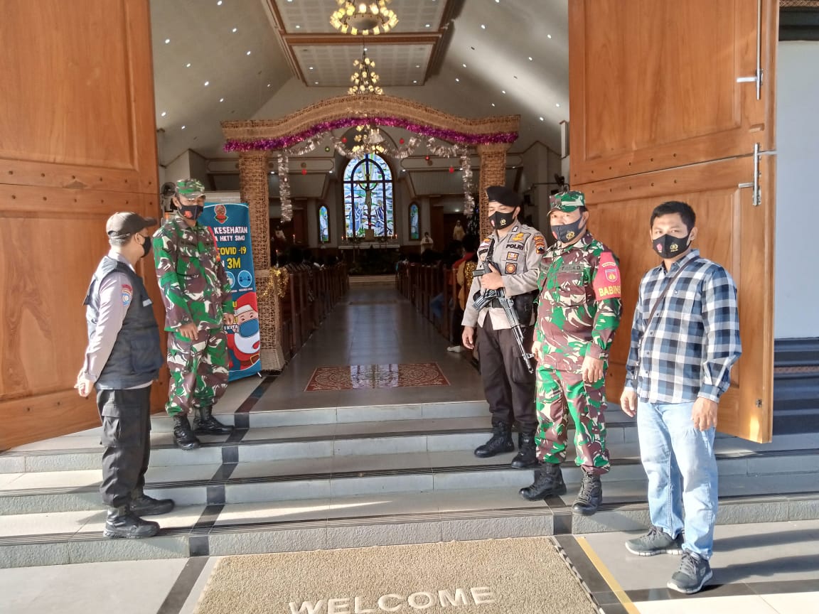 TNI Polri Amankan Dan Terapkan Prokes Pada Perayaan Natal 