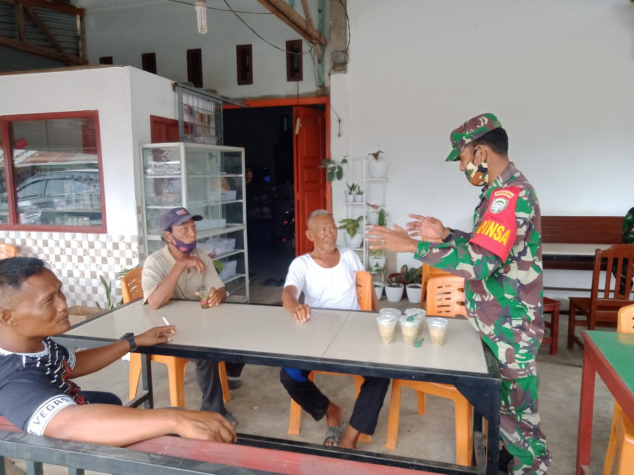 Peduli Kesehatan Masyarakat, Babinsa Ramil 23/Lgst Sosialisasikan Protokol Kesehatan