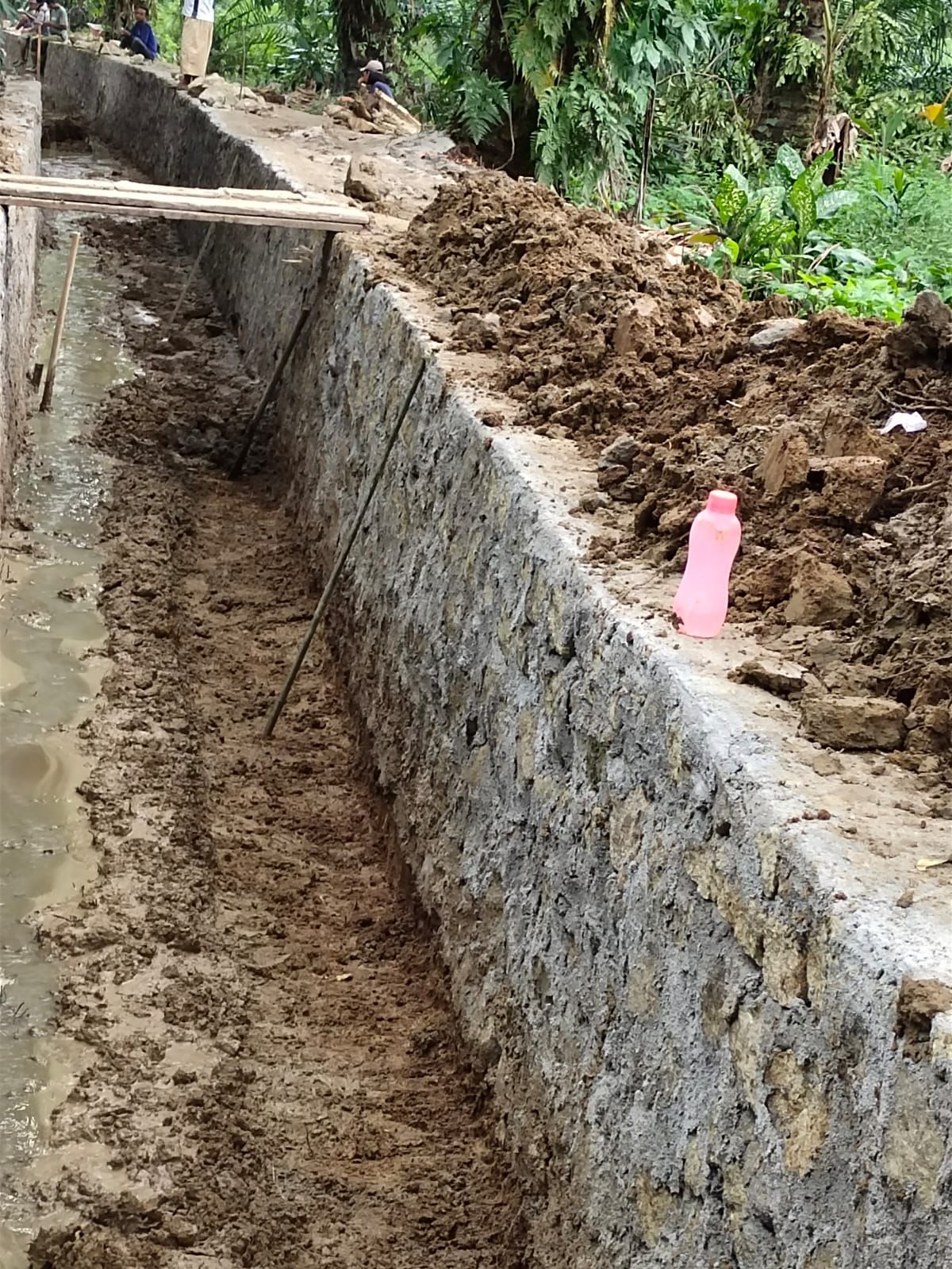 Proyek Drainase Tanpa Plank di Kelurahan Pondok Sayur Abaikan UU KIP