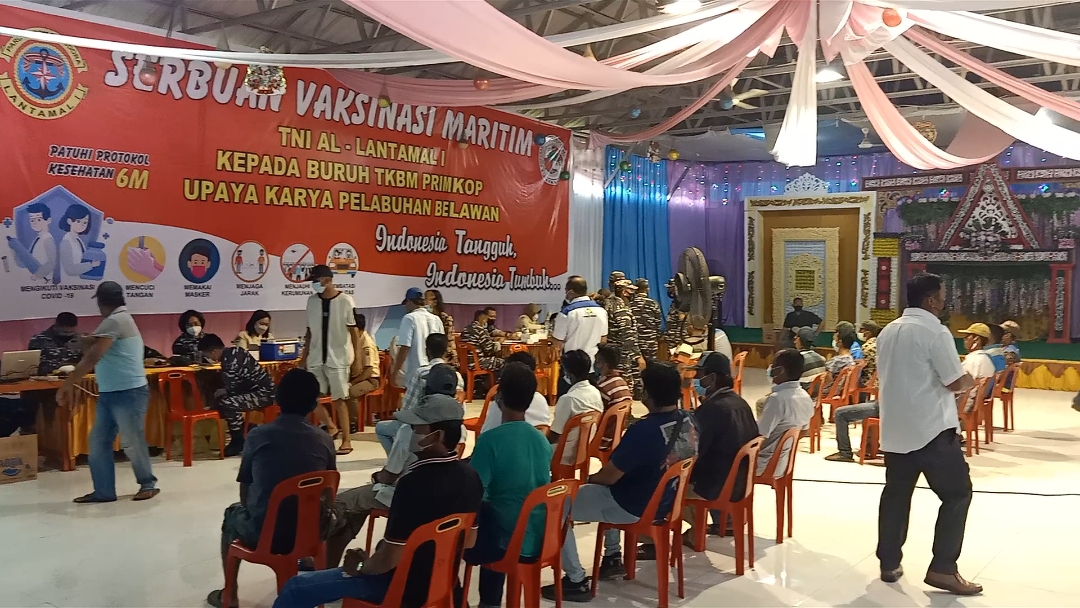 TKBM Primkop Belawan Dapatkan Vaksin I Dari Tim Vaksinasi TNI AL Lantamal I
