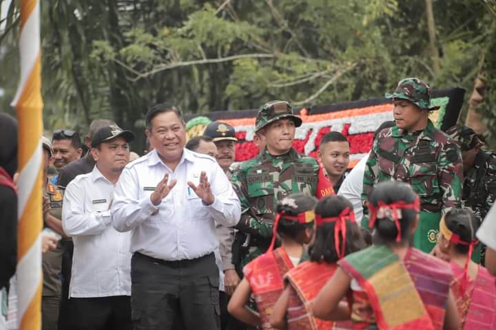 Jalan Dibangun, Bupati Dairi: Sinergi TNI, Pemkab, dan Masyarakat Percepat Pembangunan Desa