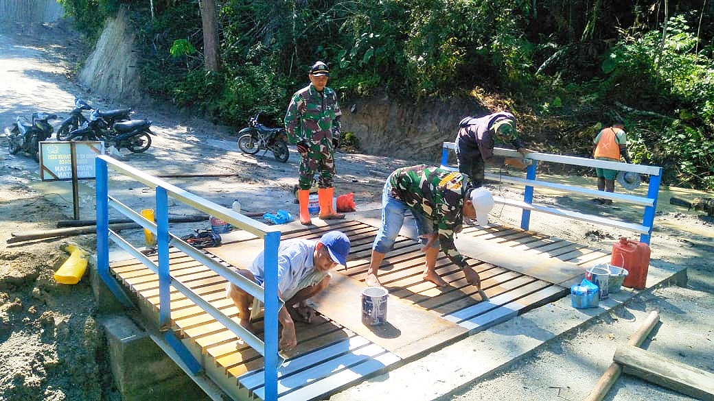 Satu Jembatan Rampung, Satgas TMMD Kodim 0204/DS Lakukan Pengecatan 