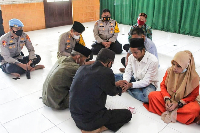 AKBP. Deni Kurniawan SIK.MH menjadi saksi pernikahan Tahanan di Polres Labuhanbatu