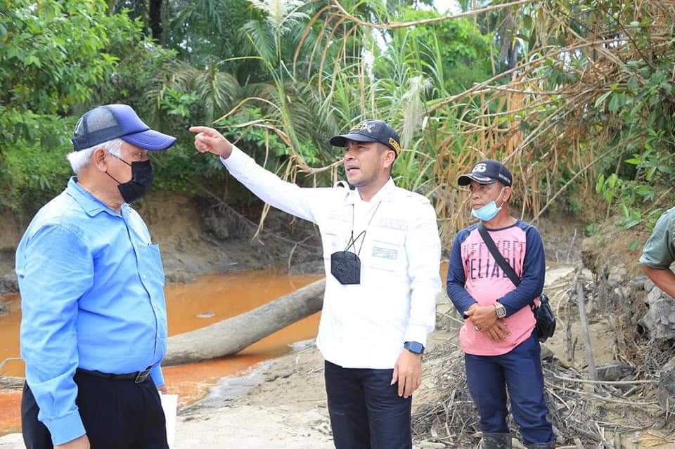 Wakil Bupati Labura tinjau penutupan titik banjir di Adian Torop