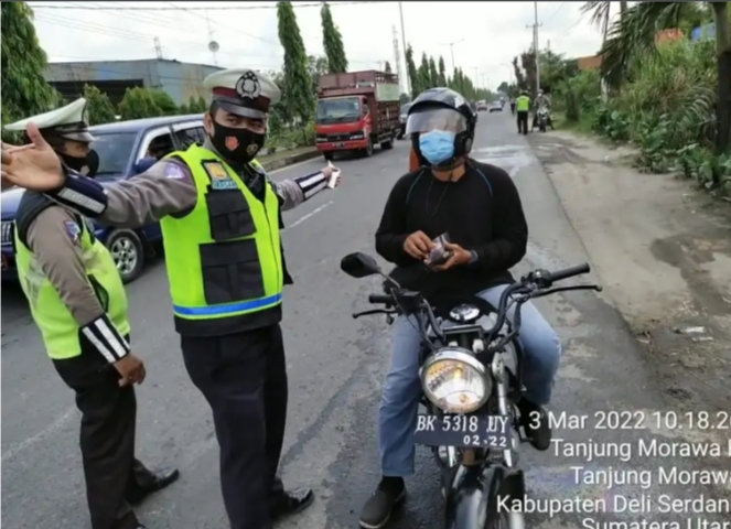 Personil Satlantas Polresta Deli Serdang Mengajak Masyarakat Mentaati Protokol Kesehatan dan Melaksa