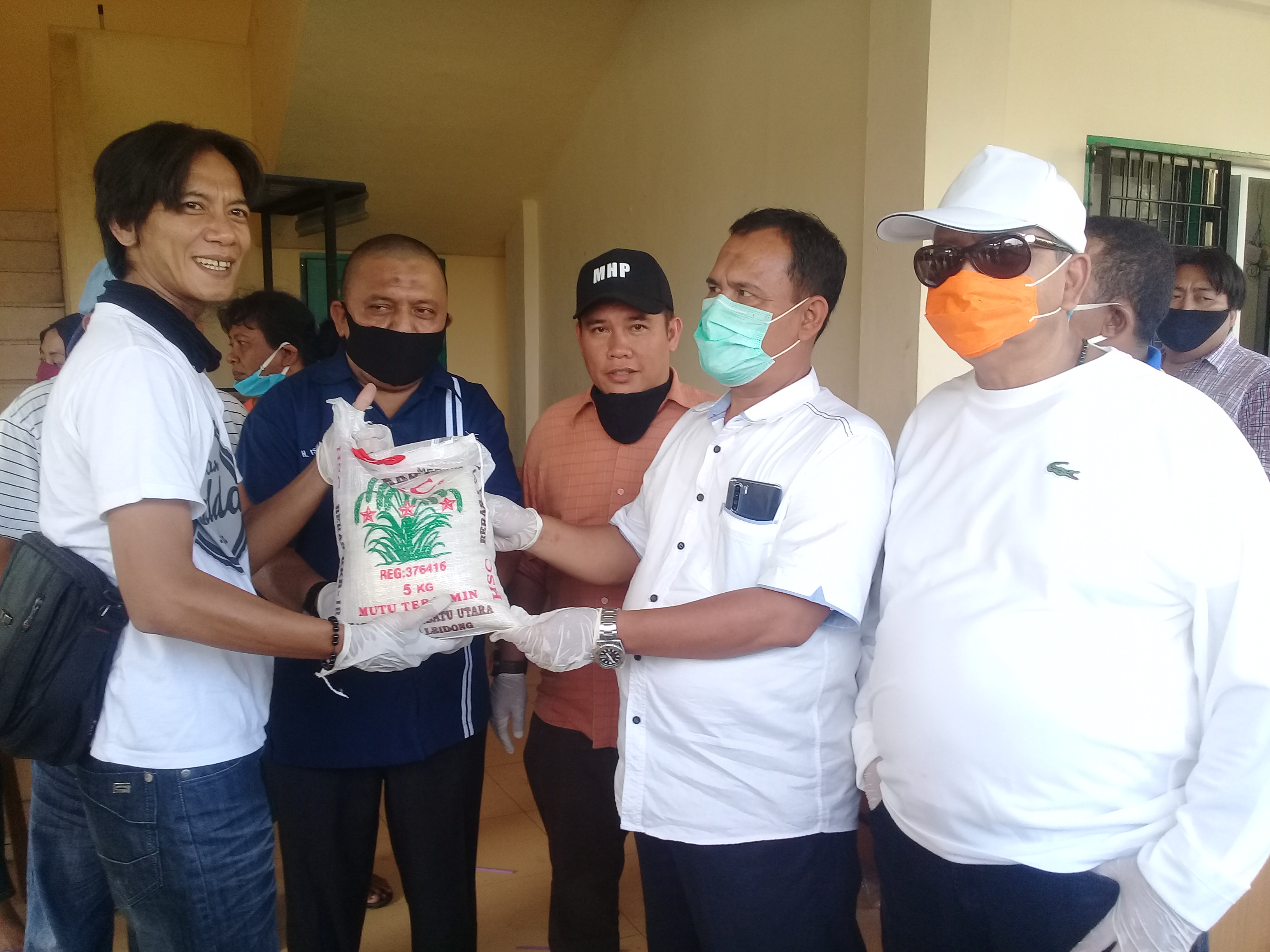 Askot PSSI Kota Medan Bagikan Paket Beras kepada Masyarakat dan Wartawan Dampak Covid-19