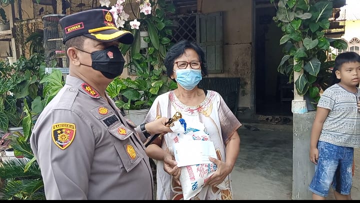 Gerebek Kampung Dordar Kapolres AKBP Ikhwan Berikan Paket Nataru.