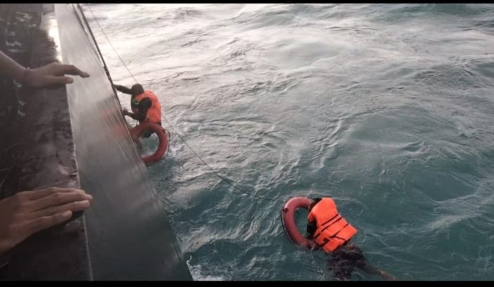 Kapal TNI AL Berhasil Selamatkan ABK KM. Rizki Biliton yang Tenggelam