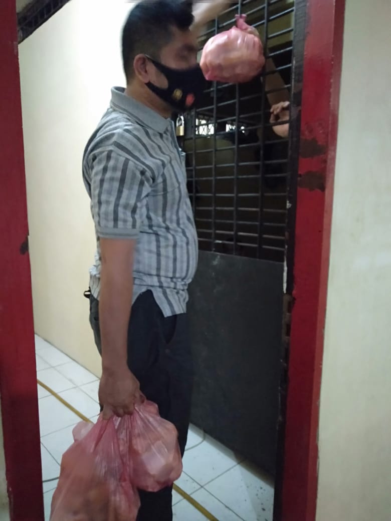 Kanit Reskrim Polsek Medan Baru  Berikan Makanan Tambahan Ubi Rebus Kepada Tahanan