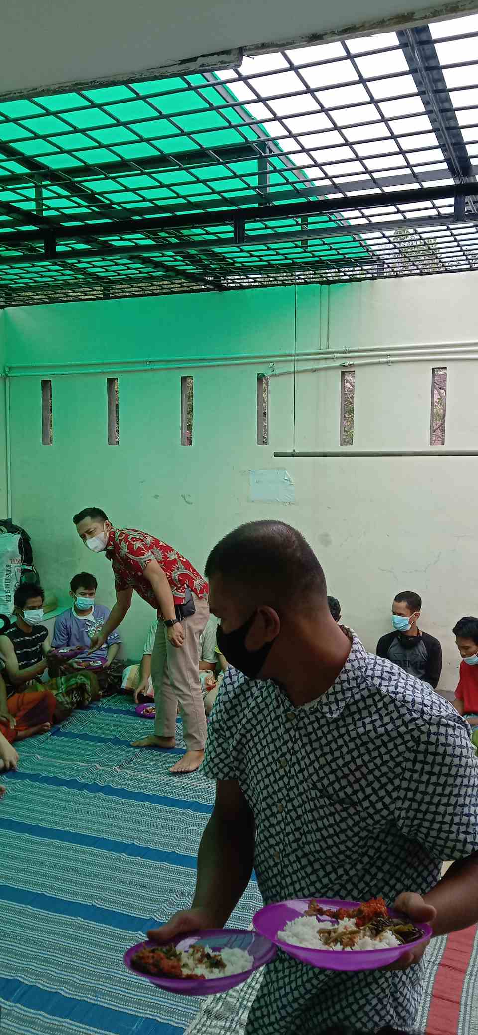 Polsek Medan Baru Bagikan Tali Asih Disertai Siraman Rohani Dalam Jumat Barokah