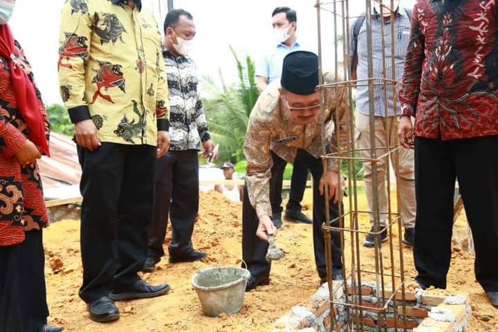 Bupati Labusel Letakkan Batu Pertama Pembangunan Mesjid Nurul Iman Desa Sosopan
