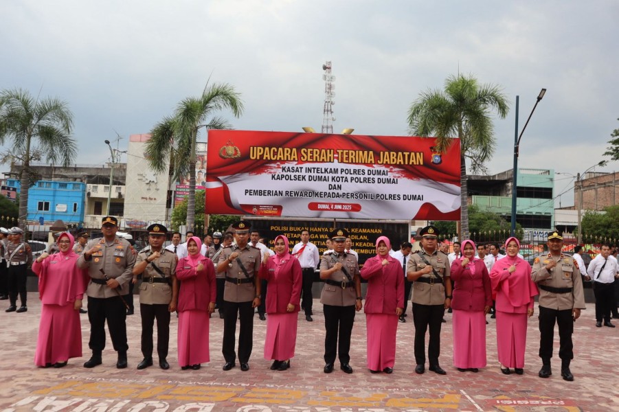Polres Dumai Menggelar Upacara Sartijab, IPTU Mulyadi Sihombing, S.H. Kapolsek Dumai Kota Digantikan IPTU Muhammad Iqbal, S.H., M.H.