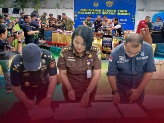 Ribuan Barang Ilegal Bernilai Kepabeanan  dan Cukai Miliaran Rupiah Dimusnahkan di Dumai Halaman Kantor Kejaksaan Negri Dumai