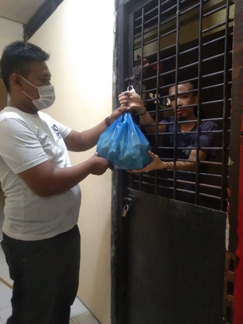 Makan Malam Bagi Tambahan  Jadi Salah Satu Program Unggulan Bagi Polsek Medan Baru