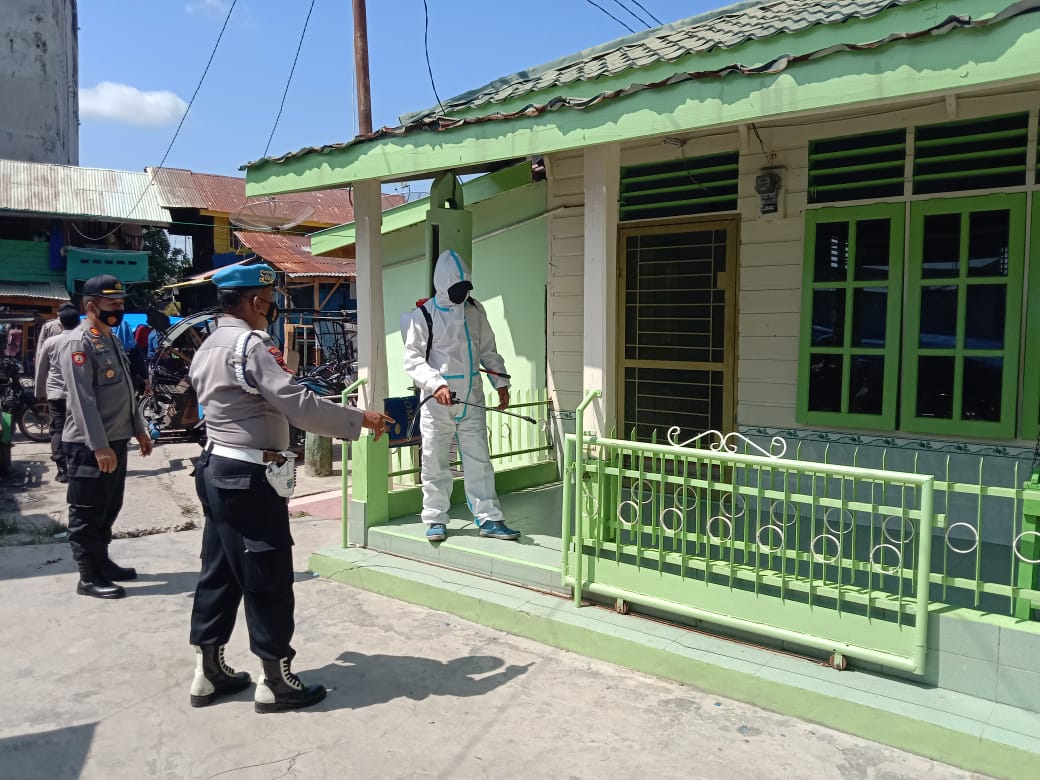 Polsek Panai Tengah Melakukan Penyemprotan Disinfektan di Tempat-Tempat Fasilitas Umum