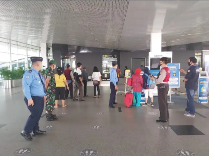 Polsek Kawasan Bandara Kualanamu Monitoring Penggunaan Masker dan Patroli di Areal Bandara KNIA