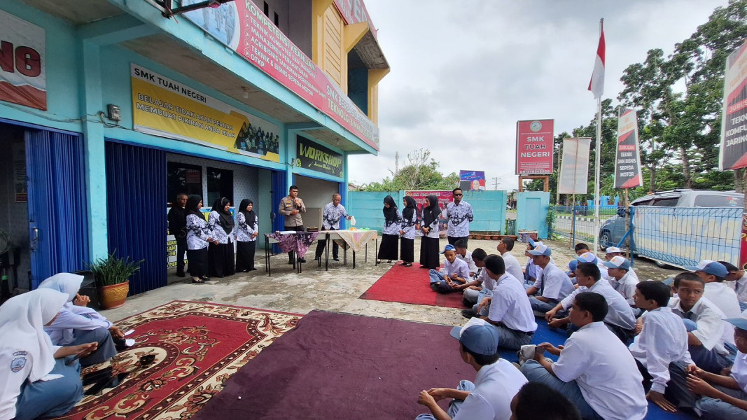 Mantan Kabid Humas Polda Riau Bersama WMPR Rayakan Hari Guru di SMK Tuah Negeri