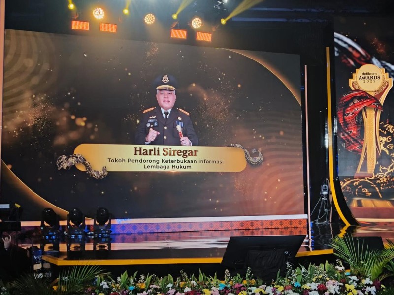 Dr.Harli Siregar Terima Penghargaan Detikcom Award Sebagai Tokoh Pendorong Keterbukaan Informasi Lembaga Hukum