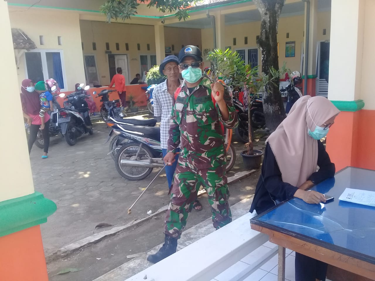 Tangkal Virus Corona, Anggota TNI - Polri  dan Kecamatan Puring Lakukan Penyemprotan Cairan Disinfek