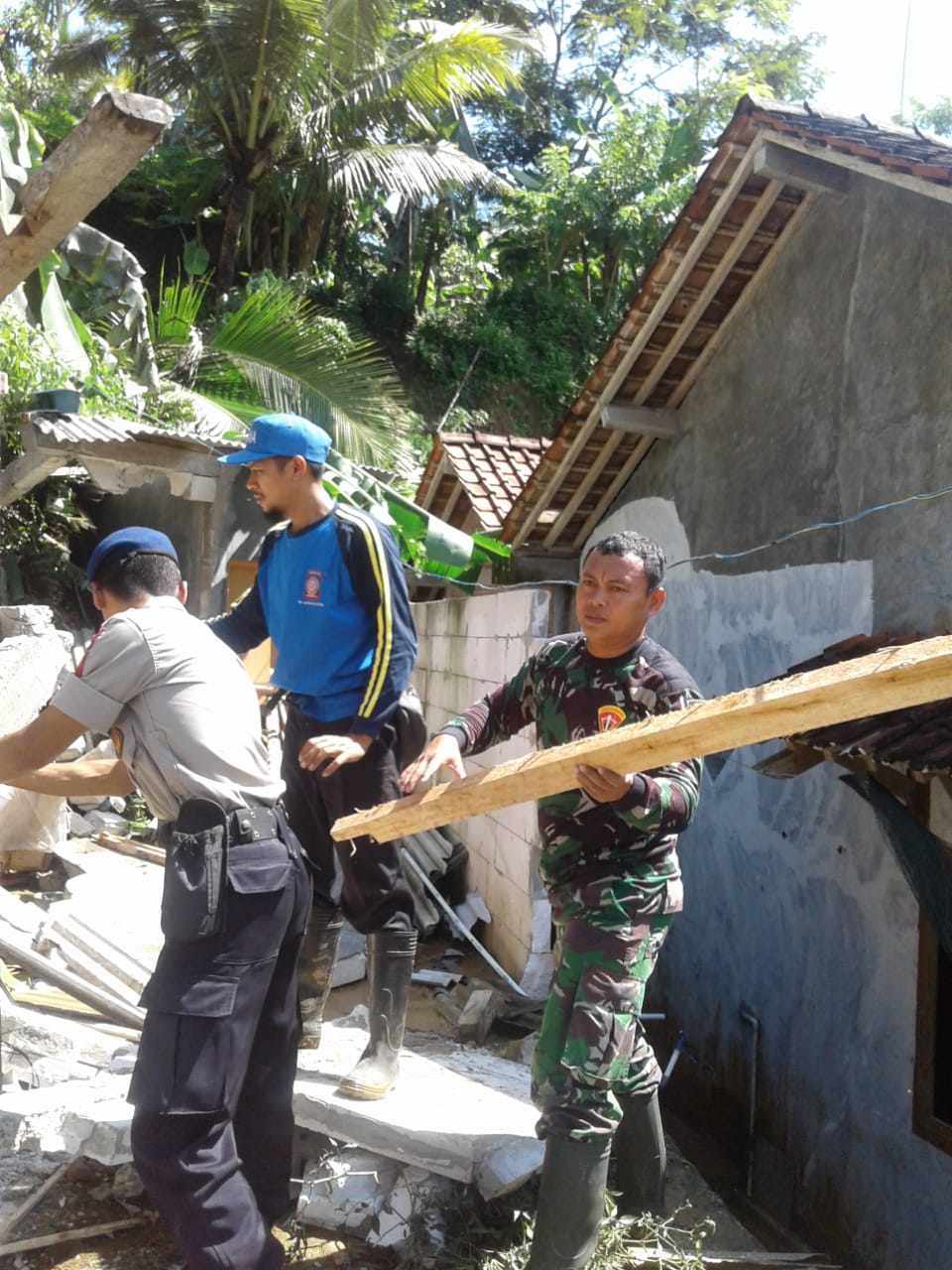 Gerak Cepat, Babinsa Bersama Warga Singkirkan Pohon Tumbang  Kebumen