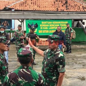 Kodam II / Sriwijaya kembali Berikan Bantuan Kemanusiaan Korban Tsunami di Pesisir Bandar Lampung
