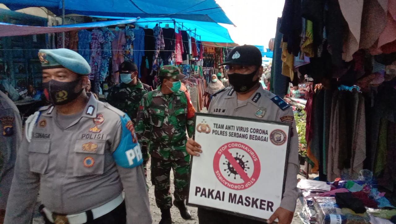 Sosialisasi PPKM, Polres Sergai Kembali Galakkan Ops Yustisi di Pasar Tradisional  Teluk Mengkudu