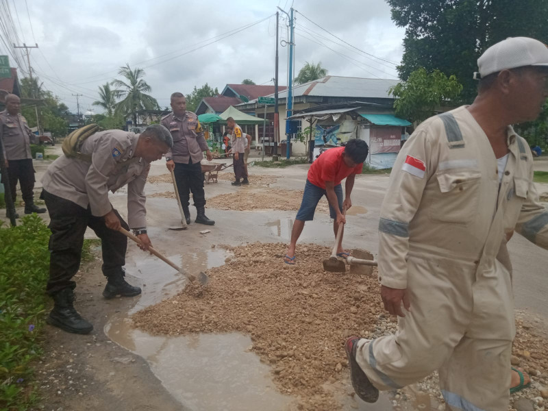 Polsek Dumai Timur Goro Bersama Warga RT 09 Kelurahan Bukit Batrem Kecamatan Dumai Timur Kota Dumai.