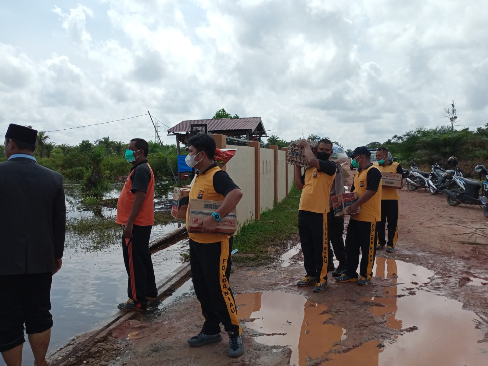 Bencana Terhadap Korban Banjir Kapolsek Bukit Kapor Beri Bantuan Sembako