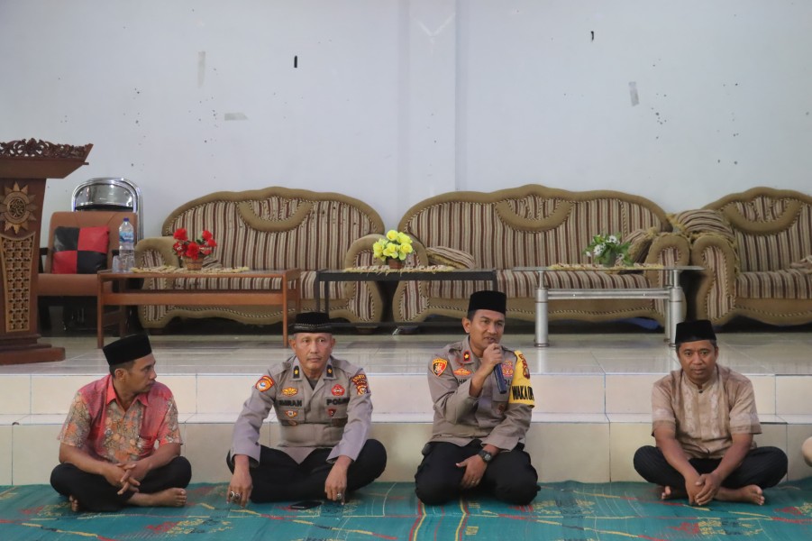 Wakapolres Pembagian Takjil Panti Asuhan Halimatu'syadiah Jln Janur Kuning Kelurahan Jaya Mukti