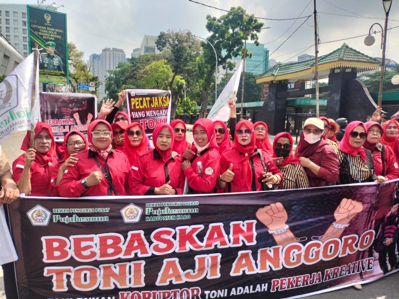Pujakesuma Minta Toni Aji Dibebaskan, Ada Kompol (P) Trila Murni di Aksi Demo, Pagar Pengadilan Digoyang Jalan Diblokir