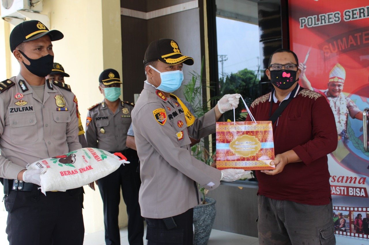 Garda Terdepan Liput Covid 19, Kapolres Sergai Berikan Tali Asih Jurnalis  