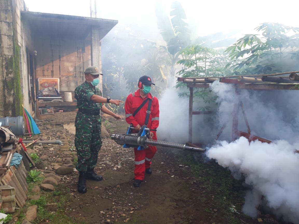 Peduli Kesehatan Warganya, Babinsa  Dampingi Petugas Puskesmas Laksanakan Fogging