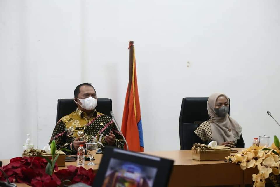 Bupati Labuhanbatu dan Ketua Dekranasda ikuti Webinar dan Talkshow Toba Jou Jou Festival melalui Dar