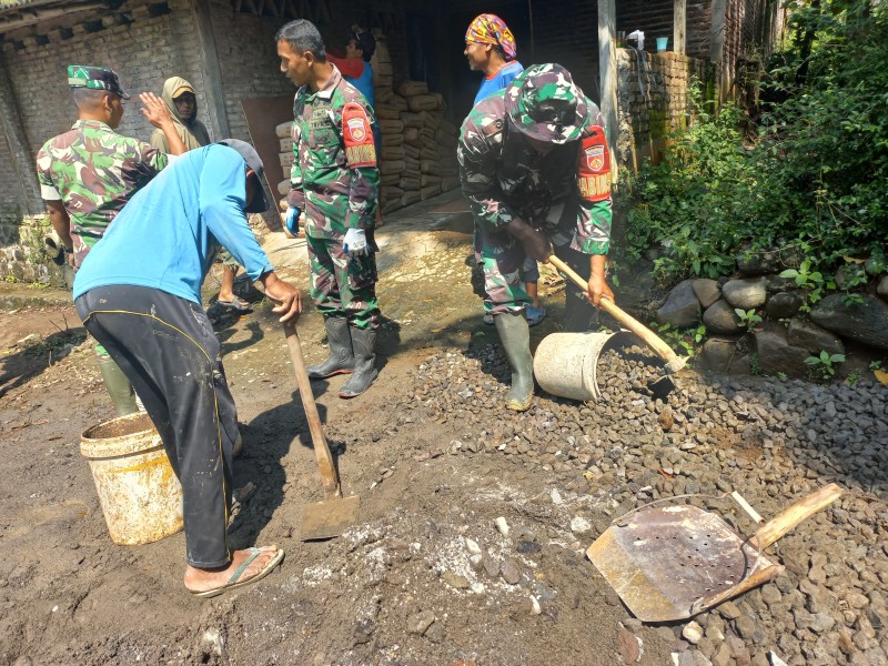 Gotong Royong TNI dan Warga Bangun Jembatan Garuda, Akses Vital Penghubung Simo–Sambi Mulai Terwujud