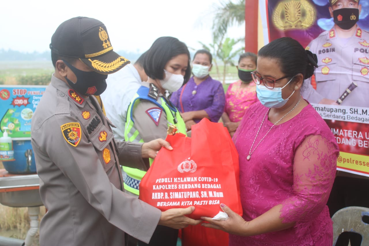 Polres Sergai Berikan Bantuan Sembako Kepada Jemaat Gereja Pentakosta Indonesia