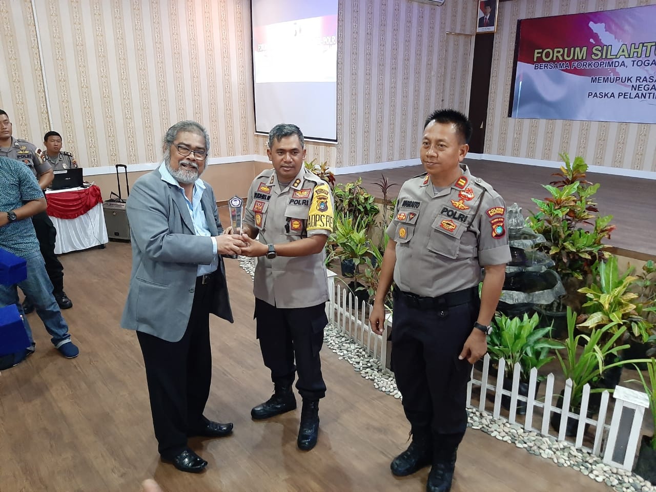 Komnas Perlindungan Anak Beri Penghargaan Kepada Kapolres Belitung dan Kapolsek Badau