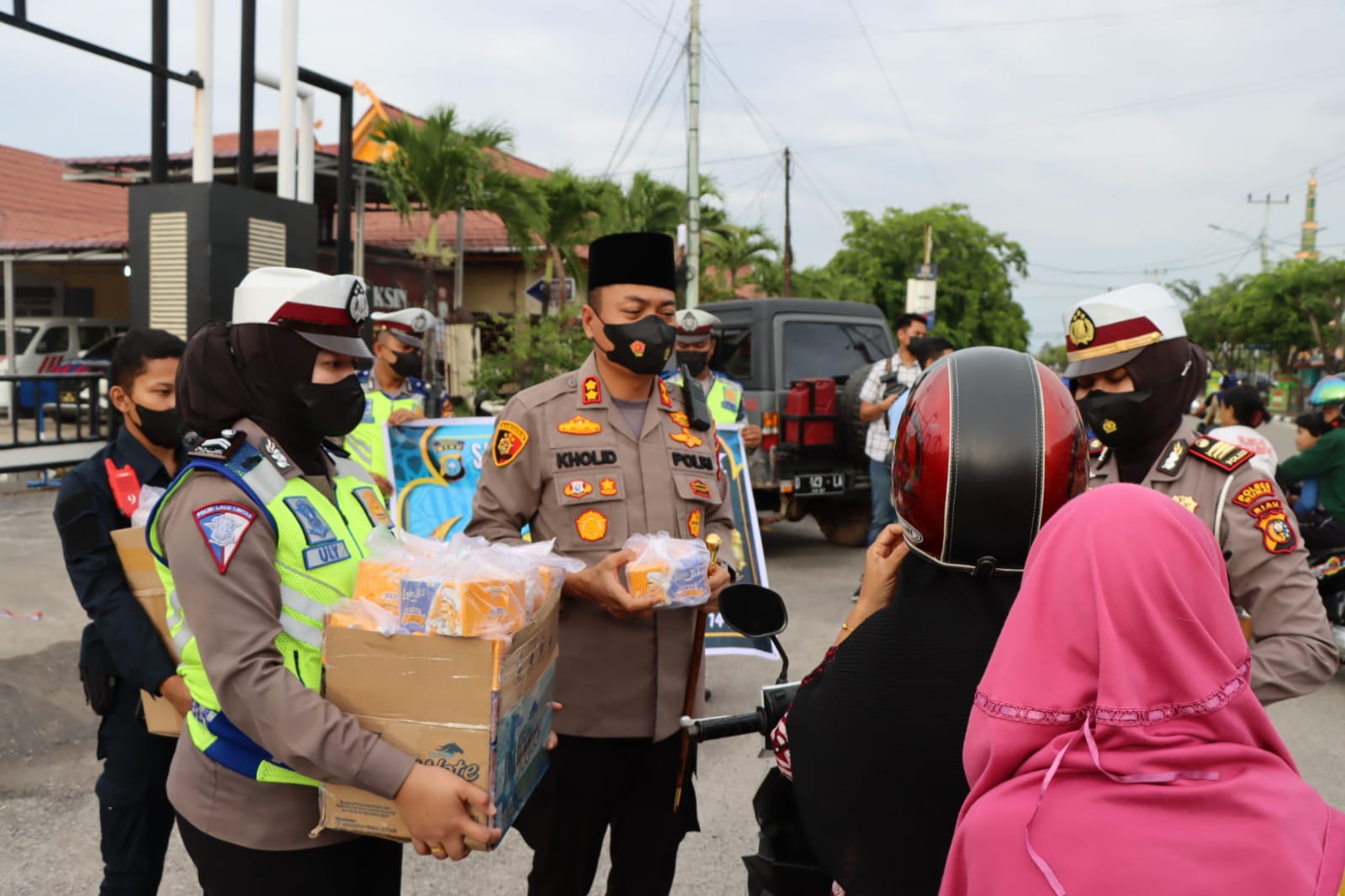 Kapolres Dumai Bagi-bagi Ratusan Paket Makanan Siap Santap Kepada Pengguna Jalan