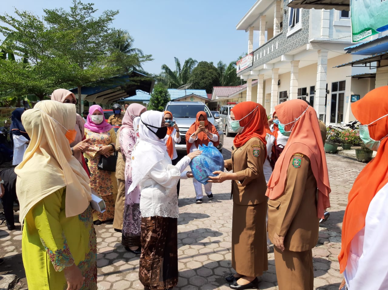 Tim Penggerak PKK Asahan Serahkan Bantuan APD Untuk Tenaga Medis 